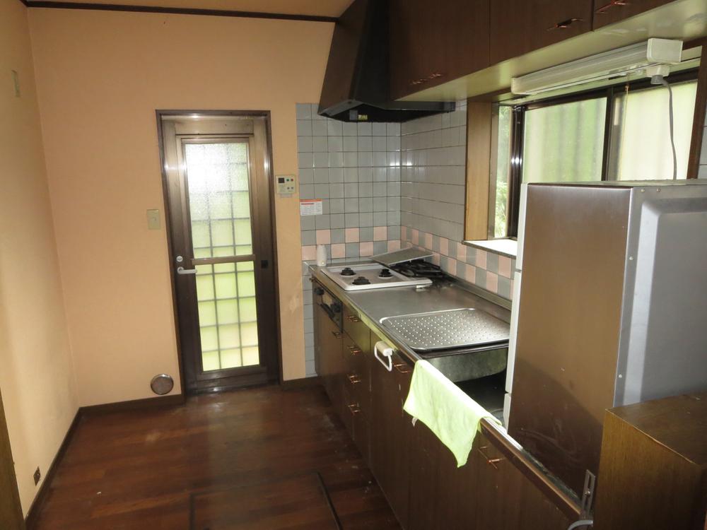Kitchen. It will be renovation before the kitchen. 