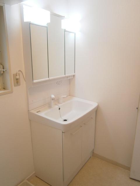 Wash basin, toilet. Indoor (11 May 2013) Shooting
