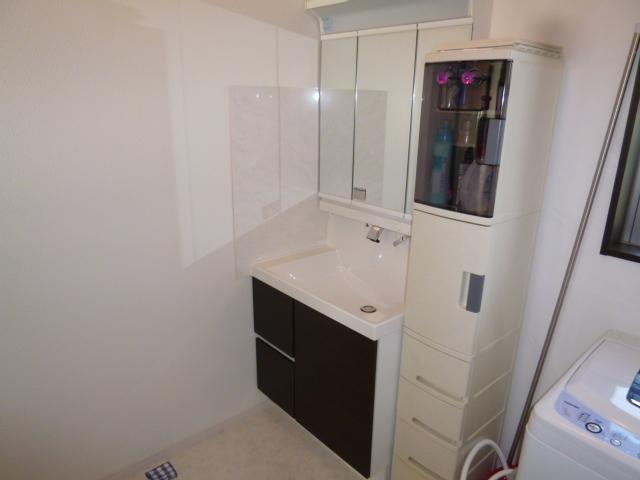 Wash basin, toilet