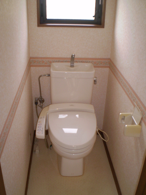Toilet. 1F is the toilet, Warm water washing toilet seat + heating toilet seat !!