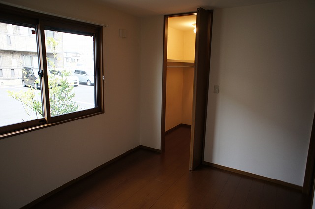 Living and room. Walk-in closet-conditioned Western-style