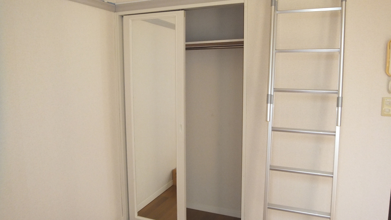 Receipt. Closet with a full-length mirror