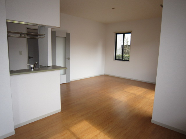 Living and room. Stylish counter kitchen