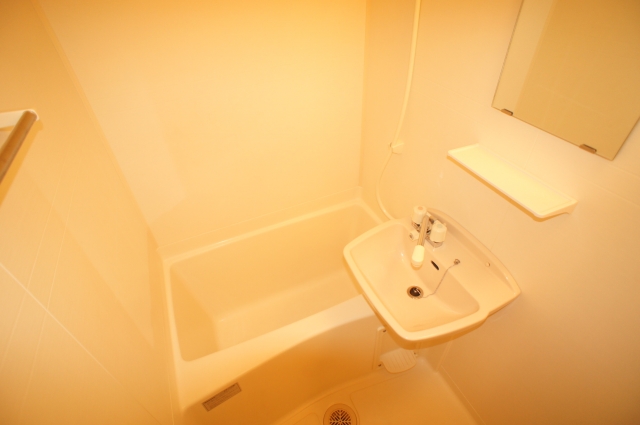 Bath. Bathing with a mirror