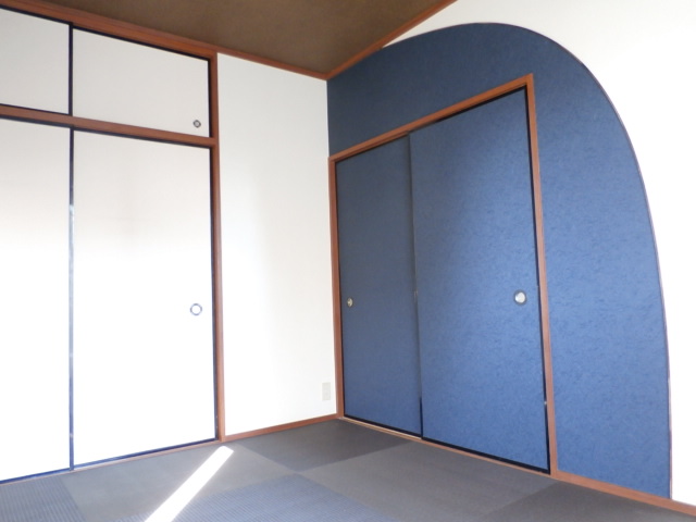 Living and room. Accent cross to draw the curve.