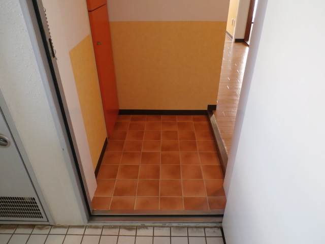 Entrance. Entrance of terracotta tone matches.