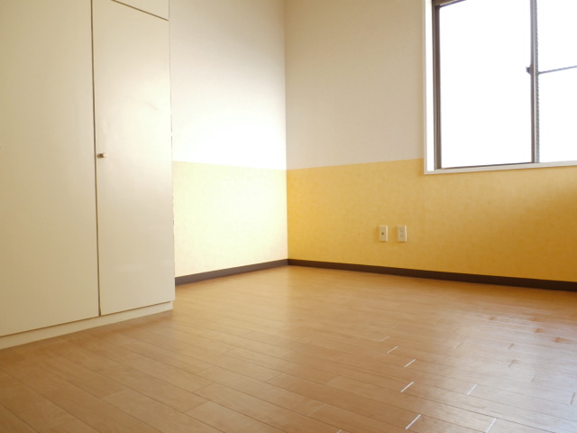 Living and room. There is also a window to the Western-style.