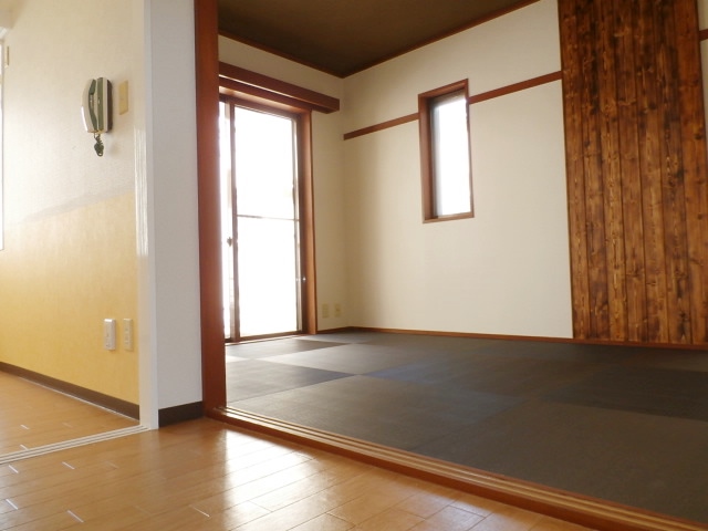 Living and room. Impressive grilled pine.