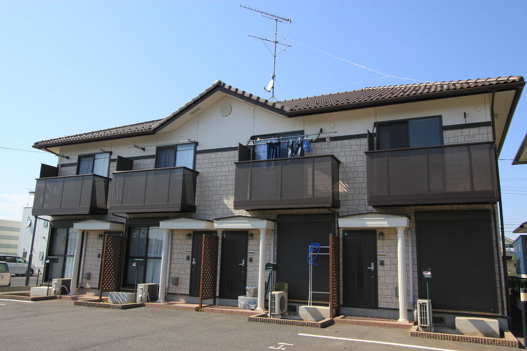 Building appearance. Good location of the walk about 8 minutes to the station