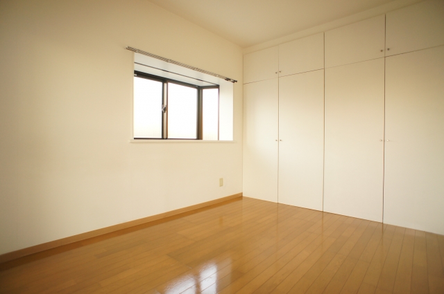 Living and room. Bay windows and large closet-conditioned north Western-style