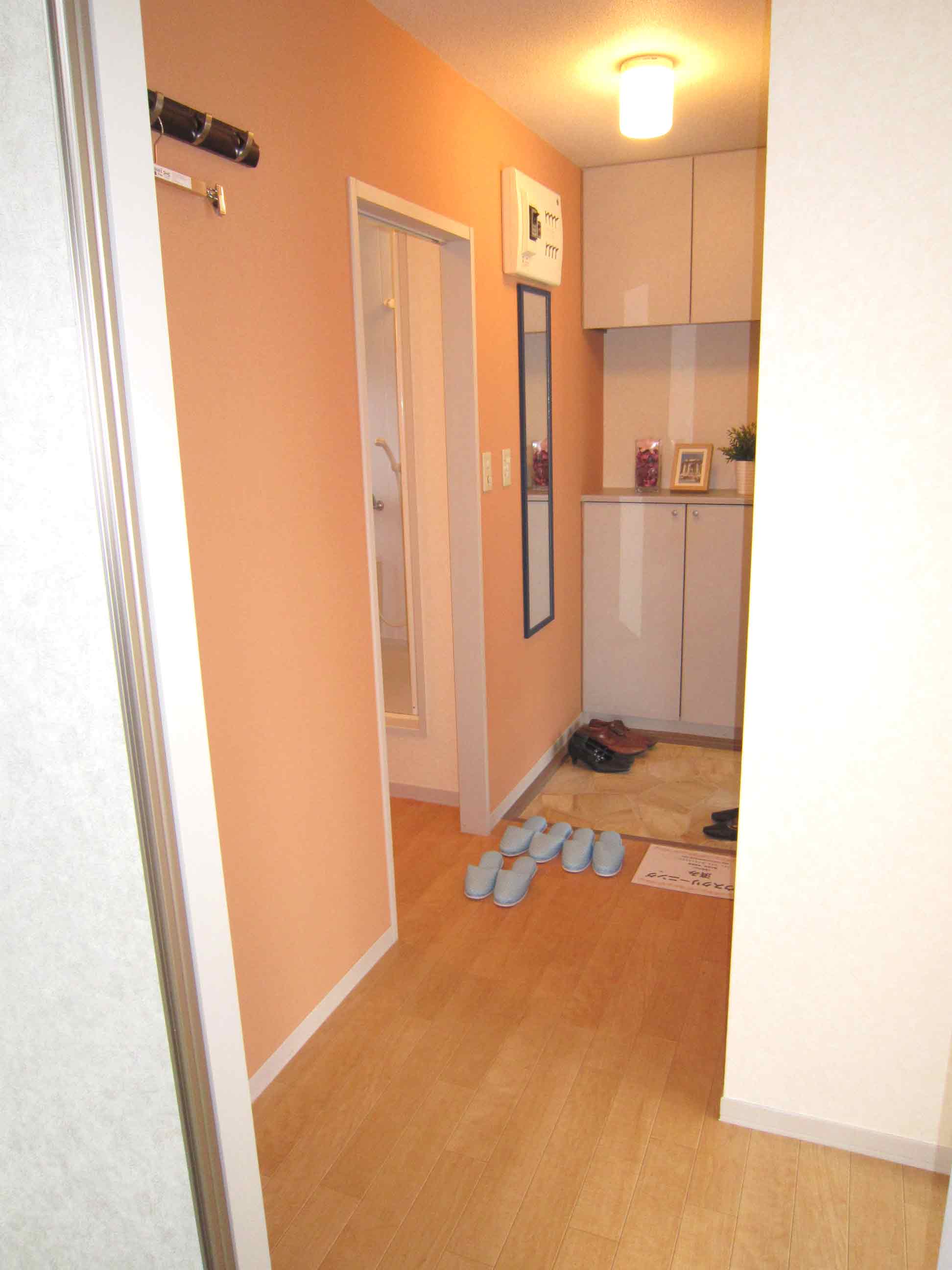 Other room space. Bright and stylish impression use the accent Cross.