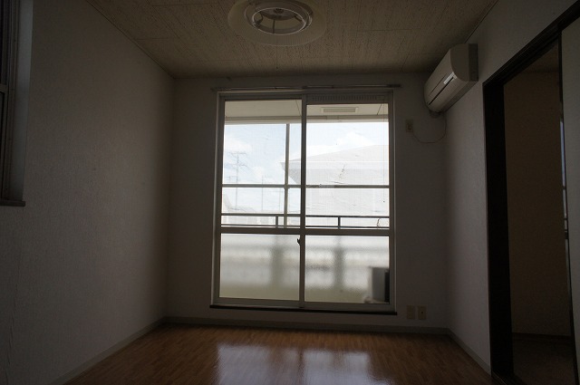 Living and room. Facing south in sunny