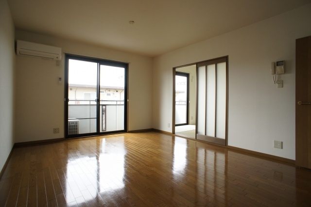 Living and room. 11 Pledge of spacious living