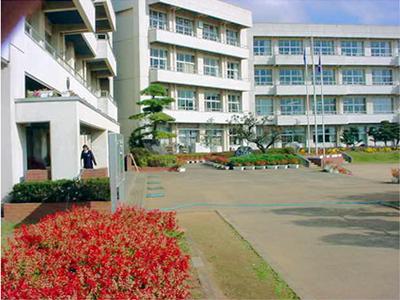Junior high school. Ushiku stand Gekon junior high school (junior high school) up to 1550m