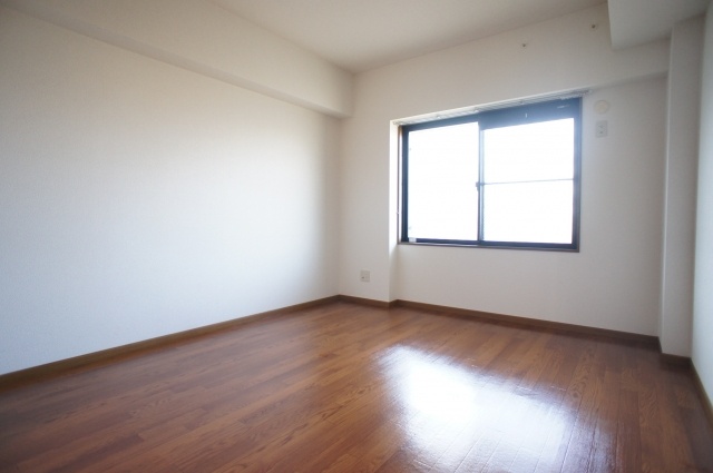 Living and room. Large closet-conditioned Western-style