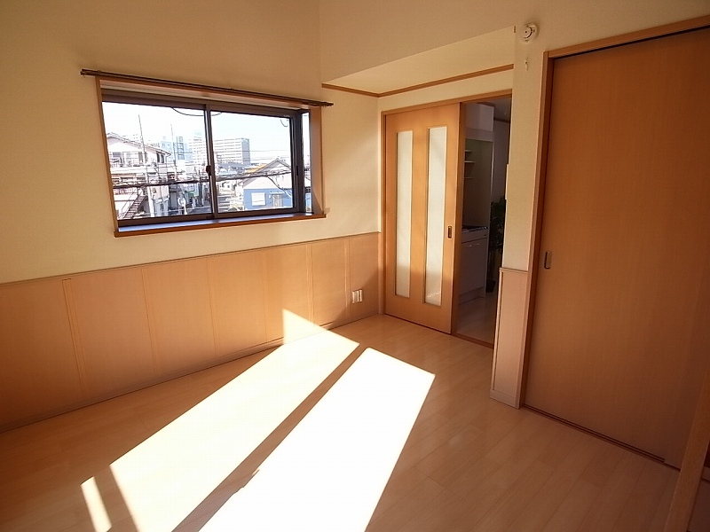 Living and room. In the corner room, Day is good! 