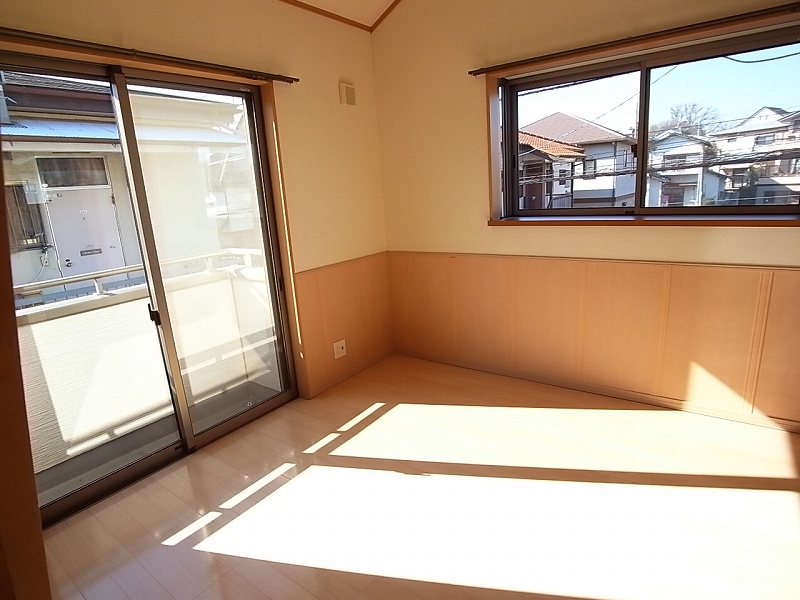 Living and room. In the corner room, Day is good! ! 