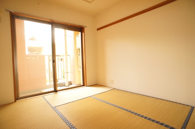 Living and room. South-facing Japanese-style room
