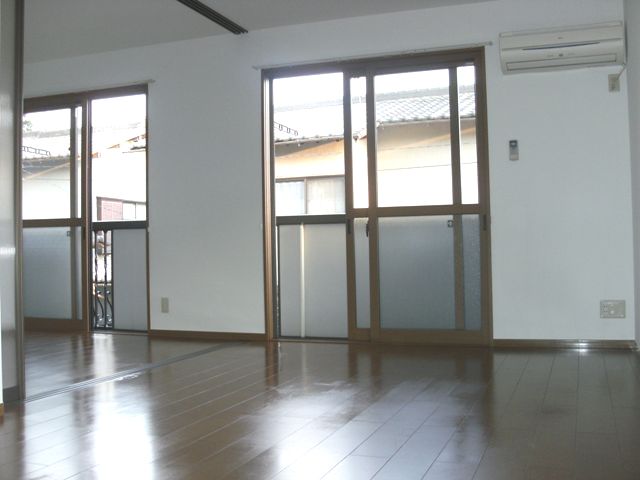 Living and room. ※ With shutter