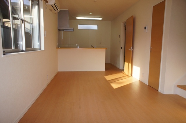 Living and room. Stylish living of counter kitchen