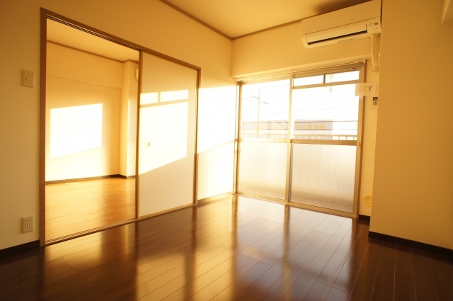 Living and room. Spacious living room of sunny 10 Pledge