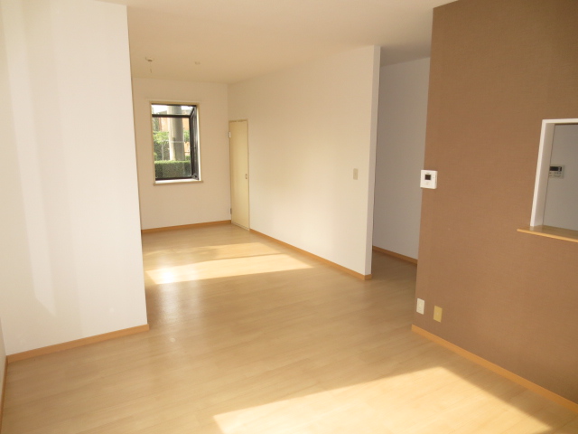 Living and room. Brown accents cross shine in bright floor. 