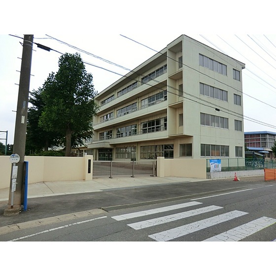 Junior high school. Ushiku stand Ushiku third junior high school (junior high school) up to 890m