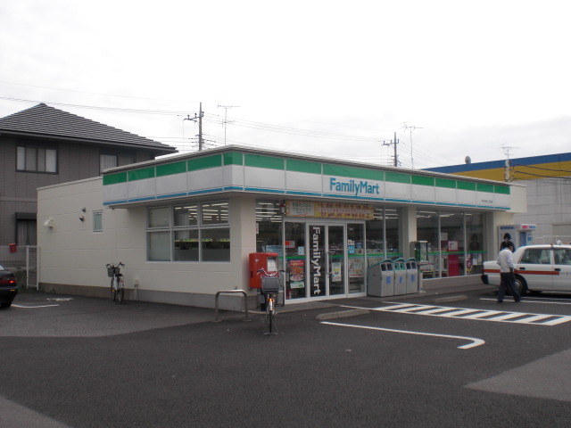 Convenience store. 800m to Family Mart (convenience store)