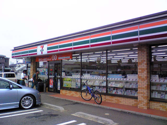 Convenience store. 500m to Seven-Eleven (convenience store)