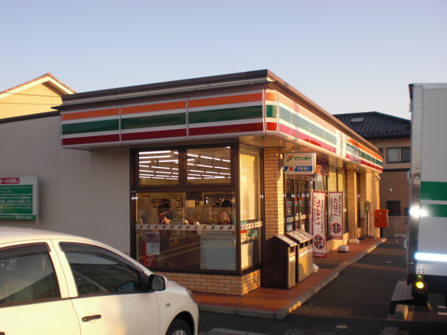Convenience store. 850m to Seven-Eleven (convenience store)