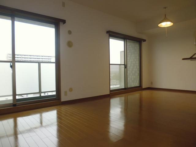 Living and room.  ※ Indoor flooring