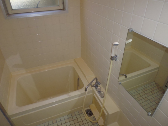 Bath. ※ Yes window