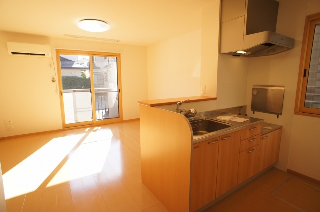 Living and room. Day of good counter kitchen living