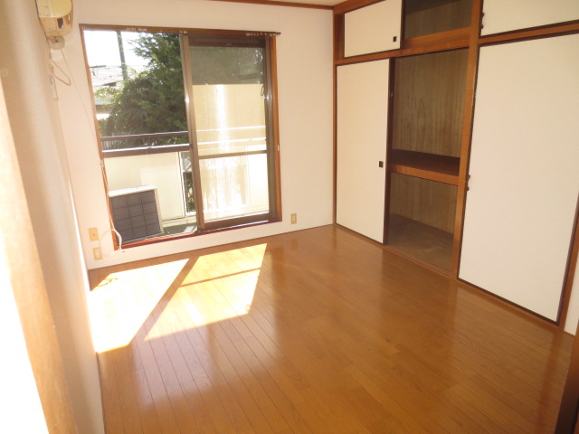 Living and room. Storage is also rich