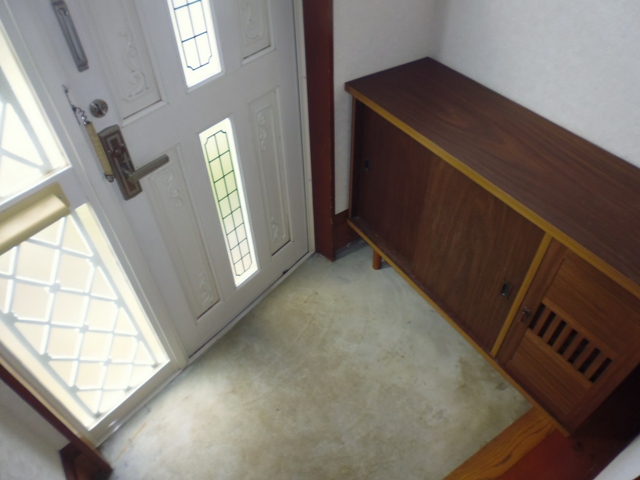 Entrance.  ※ With cupboard