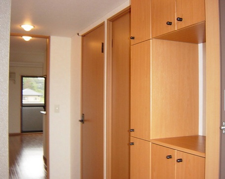 Entrance. Thor type shoe box equipped