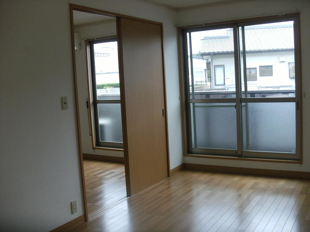 Living and room. ※ balcony ・ With shutter