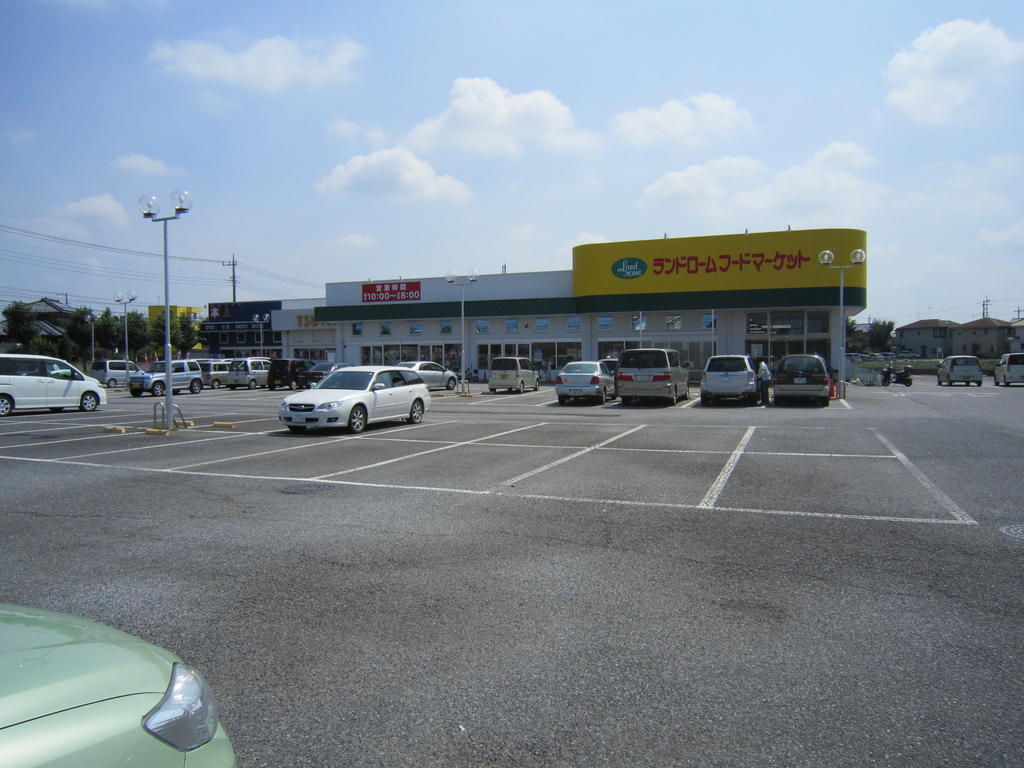 Supermarket. 100m to Super land loam (super)