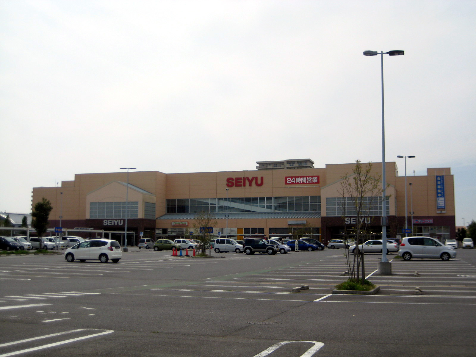 Supermarket. Seiyu 200m to (super)