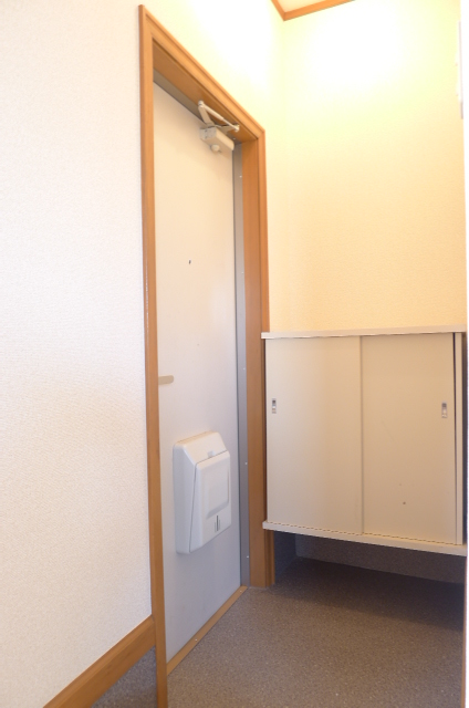 Entrance. Also comes with a shoe box