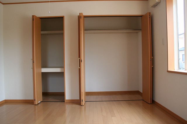 Receipt. Storage space of wall-to-wall