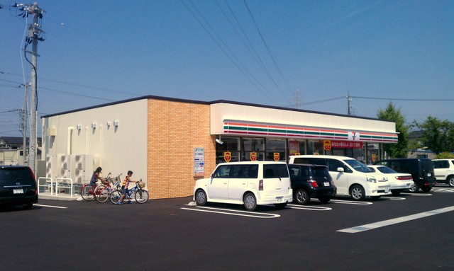 Convenience store. 500m to Seven-Eleven (convenience store)
