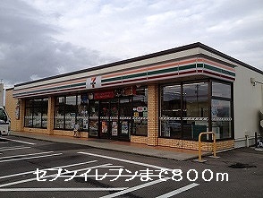 Convenience store. 800m to Seven-Eleven (convenience store)