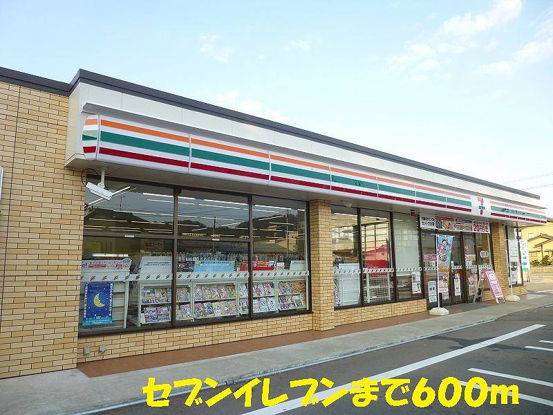 Convenience store. 600m to Seven-Eleven (convenience store)