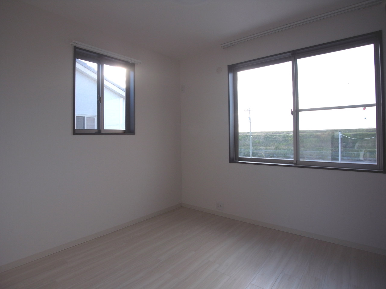 Other room space. Western-style (small windows corner room only)