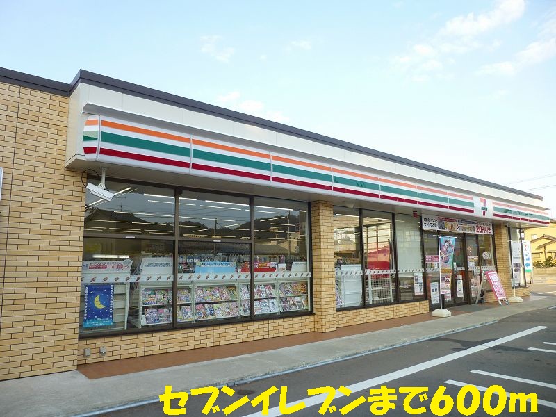 Convenience store. 600m to Seven-Eleven (convenience store)