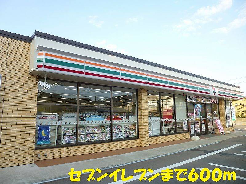Convenience store. 600m to Seven-Eleven (convenience store)
