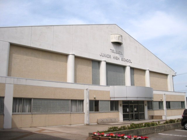 Junior high school. Tsubata stand Tsubata junior high school (junior high school) up to 745m