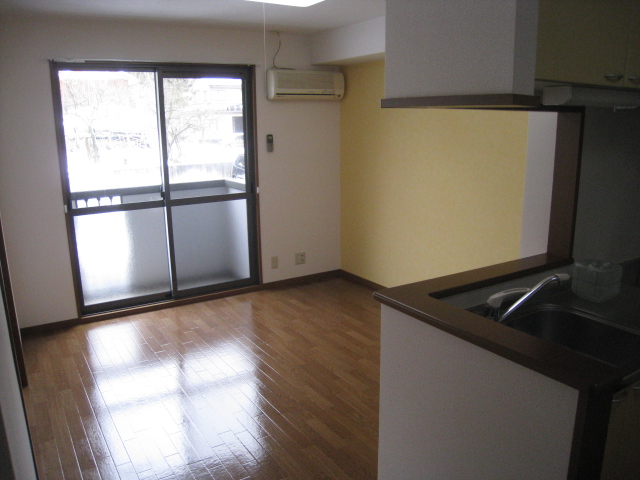 Living and room. Popular face-to-face kitchen