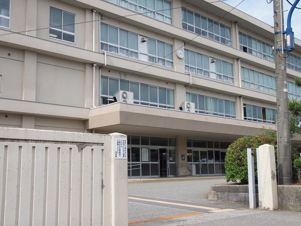 Junior high school. 1053m to Kanazawa Municipal amount junior high school (junior high school)